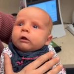 Momenti prekës kur fëmija dëgjon zërin e nënës për herë të parë (VIDEO)