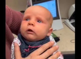 Momenti prekës kur fëmija dëgjon zërin e nënës për herë të parë (VIDEO)
