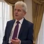 Kryetari Ahmeti i “përgjigjet” grupit të Musës me një video duke kënduar