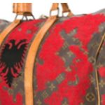 Kushton 10 mijë euro, del në treg çanta “Louis Vuitton” me flamurin shqiptar, reagon Rama: Flamuri më i bukur në botë