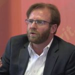 Abazi shpërthen pasi del nga intervistimi: “Kur hyn palaçoja në pallat mbretëror, nuk bëhet mbret”
