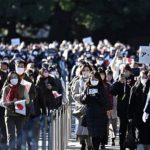 Japonia u ofron familjeve 7500 dollarë për fëmijë, për t’u larguar nga Tokio