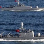 Lufta gati të plas, roja bregdetare greke qëllon drejt anijes turke