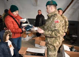Ushtarët turq në Mitrovicë, ofrojnë ndihmë me veshje për të prekurit nga përmbytjet
