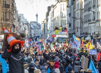 Qeveria franceze nuk lëkundet as nga protestat, prezanton sot reformën e pensioneve