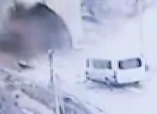 Rrëshqitje dheu në Turqi, kamerat kapin momentin kur gurët bien afër një minibusi i cili po bëhej gati të futet në tunel (VIDEO)