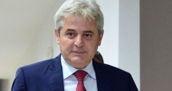 Info Shqip: Ali Ahmeti mesazh Grupit të Zjarrit: “Nuk i zgjidh problemet kojshia, problemet i zgjidh shtëpia”