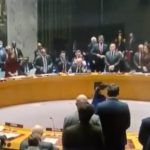 Jetët e humbura nga lufta e Putinit, ambasadori rus ‘ndërpret’ minutën e heshtjes për Ukrainën (VIDEO)
