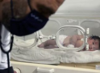 Persona të armatosur bastisin spitalin ku ndodhet Aya, vogëlushja që bëri për vete botën