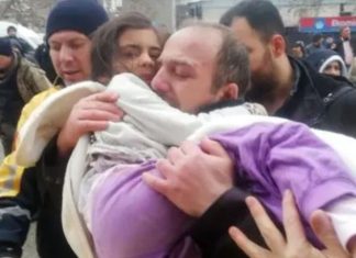 Vajza 5 vjeçe nxirret e gjallë nga rrënojat, 7 orë pas tërmetit në Turqi