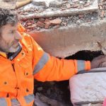 Pamje zemërthyese nga Turqia, babai mban dorën e vajzës së pajetë nën rrënoja