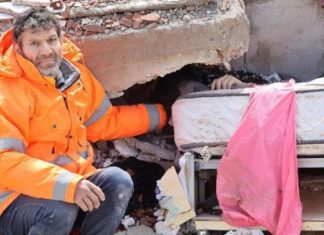 Mbajti dorën e vajzës së tij të vdekur, flet protagonisti i fotos që u bë virale