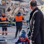 E trishtë, burri kërkon gruan e mbetur nën rrënoja, nga pas e shoqëron djali 4-vjeçar