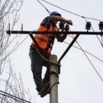 Elektricisti ia ndal rrymën tërë fshatit për ta takuar të dashurën fshehurazi në errësirë