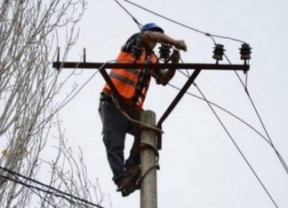 Elektricisti ia ndal rrymën tërë fshatit për ta takuar të dashurën fshehurazi në errësirë