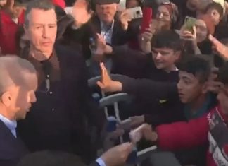 Erdogan u jep para në dorë fëmijëve në zonat e goditura nga tërmeti