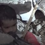 “Sa të të shpëtoj, do të marr një çokollatë”, biseda emocionuese e personelit me vogëlushin e ngecur nën rrënoja (VIDEO)