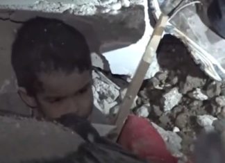 “Sa të të shpëtoj, do të marr një çokollatë”, biseda emocionuese e personelit me vogëlushin e ngecur nën rrënoja (VIDEO)