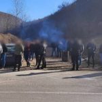 Serbët bllokojnë rrugën që dërgon në Leposaviç: Policia e Kosovës po ndërton bazë kufitare