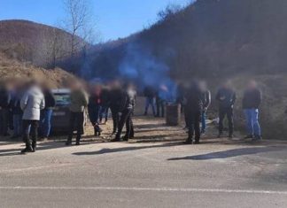 Serbët bllokojnë rrugën që dërgon në Leposaviç: Policia e Kosovës po ndërton bazë kufitare