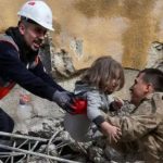 ‘Dëgjuam të qara dhe ulërima’! Ekipi shqiptar i shpëtimit bën mrekullinë, nxjerr të gjallë nga gërmadhat 4-vjeçaren në Turqi