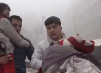 Ishte në transmetim live, momenti i tërmetit kur gazetari e shpëtoi vogëlushen në Malatya (VIDEO)