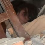 “Mos më lër vetëm!”, vajza e ngecur nën rrënoja flet me ekipin e shpëtimit në Turqi: Kam ftohtë (VIDEO)