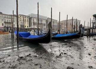 Thahen kanalet e Venecias, gondolat mbeten të zhytura në baltë