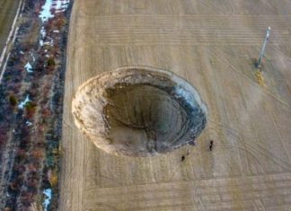 Pas tërmetit një gropë gjigante shfaqet në qytetin turk (VIDEO)