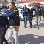 Hajdutet shfrytëzojnë fatkeqësinë, por rrihen britalisht nga policia turke (VIDEO)