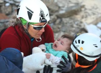 Ndodh mrekullia, nëna dhe foshnja 6-muajshe shpëtohen pas 29 orësh në rrënoja