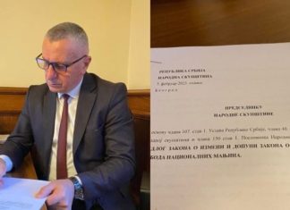 Kamberi dorëzon në Kuvendin e Serbisë propozimin për përdorimin e lirë të flamurit shqiptar