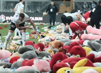 Mijëra lodra për fëmijët e tërmetit, stadiumi i Besiktas përlot lojtarët (VIDEO)