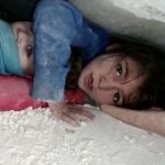 “Më nxirrni nga këtu, do bëhem shërbëtorja juaj”, Mariam iu kërkon ndihmë shpëtimtarëve, historia e trishtë pas fotos së motrës që mbron vëllain nën rrënoja