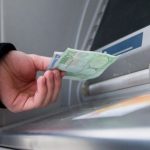 ‘Çmendet’ bankomati, nxjerr vetë para, veprimi i kalimtarit do të ju habisë