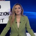 Në lajmet e RTK-së hyn një person duke mbajtur në duar parullën “Radio Televizioni i Kurtit” (VIDEO)
