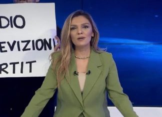 Në lajmet e RTK-së hyn një person duke mbajtur në duar parullën “Radio Televizioni i Kurtit” (VIDEO)