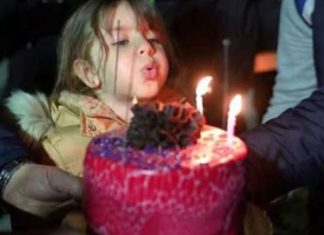 Vajza 5-vjeçare feston ditëlindjen në rrënojat e shtëpisë së saj në Turqi (VIDEO)