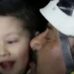 Video emocionuese: Vogëlushi i gëzuar që u nxorr nga gërmadhat e tërmetit, luan me ekipin shpëtues