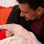 “Ajo është vajza ime tani”, xhaxhai merr foshnjën që lindi nën rrënojat e tërmetit, vdiqën prindërit dhe 4 vëllezër e motra të saj
