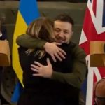 Gazetarja e BBC dëshiron të përqafojë Zelenskyn gjatë konferencës, reagimi i Presidentit bëhet viral (VIDEO)