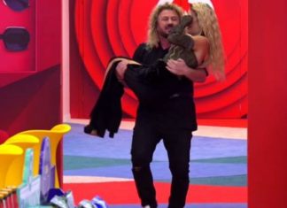 Keisi surprizohet nga babai. Sabiani hyn në lojën e së bijës: Jam shumë i mërzitur me ty! Ma ke thyer besimin. Rrëshkite