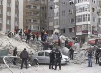 Ishte dëmtuar nga tërmetet e fuqishme një muaj më parë, një ndërtesë gjashtëkatëshe është shembur në Turqi (VIDEO)