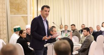Info Shqip: Veliaj shtron Iftar për besimtarët dhe krerët e komunitetit mysliman: “Të sillemi gjithmonë si në muajin e Ramazanit”