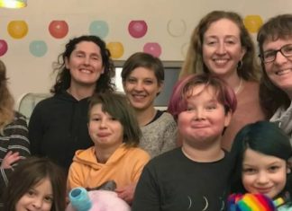 Katër nëna beqare në SHBA, blejnë një shtëpi që e shndërrojnë në shtëpinë e ëndrrave për fëmijët e tyre