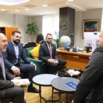 Ministri Lloga takon Drejtorin e Lartë të NDI, Robert Skot Hejzllet