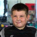 “Fitoj 20 mijë lekë”, mekaniku 8-vjeçar: Riparoj kamionë deri në darkë, më pas mësoj
