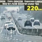 Ndodh edhe kjo në Maqedoni, voziti me 220 km në orë, Policia e “qerasi” tetovarin