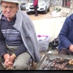 Çifti pensionist 15 vjet në rrugë duke shitur gështenja: Nuk duam t’u biem në qafë fëmijëve, sa të kemi fuqi do dalim të fitojmë bukën e gojës