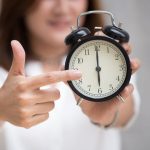 Çfarë kuptimi kanë akrepat e shtrirë në orë: Këndi 180 gradë na tregon më shumë se koha